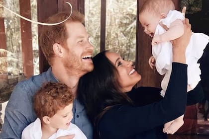 Meghan Markle y el Príncipe Harry junto a sus hijos Archie y Lilibet