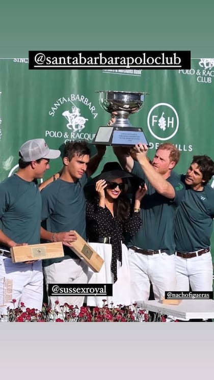 Meghan quedó debajo de la copa en pleno festejo del equipo de polo que integra el príncipe Harry