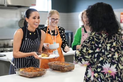 Meghan sirviendo el almuerzo junto al personal de McAuley Community Services for Women, un refugio para mujeres sin hogar y víctimas de violencia doméstica