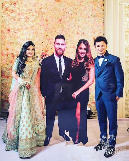 Mehedee Zaman Sonnet y su esposa en su casamiento. Entre ellos, la pareja Messi-Roccuzzo.