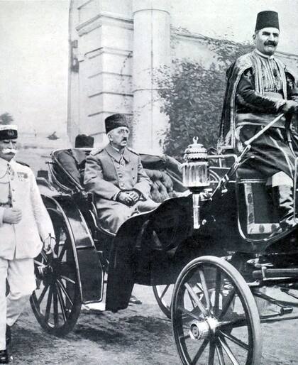 Mehmed VI en una de sus últimas apariciones públicas en Turquía, en 1922, antes de partir hacia Malta