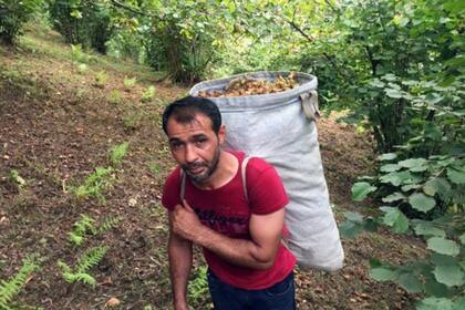 Mehmet Kelekci carga un saco de 35 kilogramos a su espalda