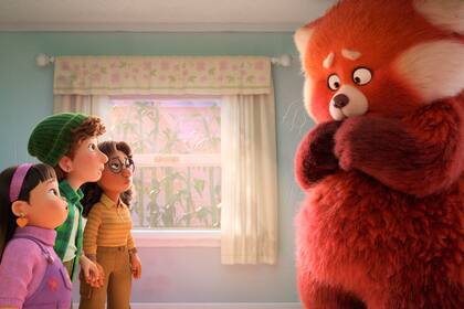 Mei, convertida en un panda gigante para sorpresa de sus amigas