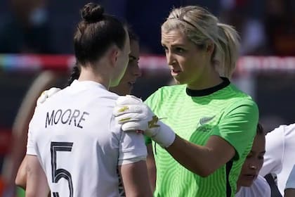 Meikayla Moore es consolada por su compañera Erin Nayler