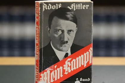"Mein Kampf" ("Mi lucha") de Adolfo Hitler, el libro en el que expone sus ideas sobre el nacionalismo alemán, el antisemitismo y el racismo.