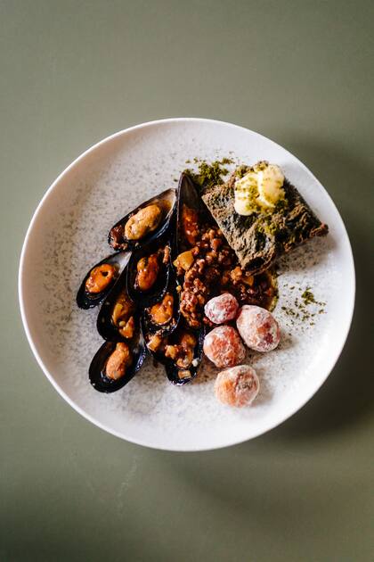 Mejillones con adobo filipino y papines andinos