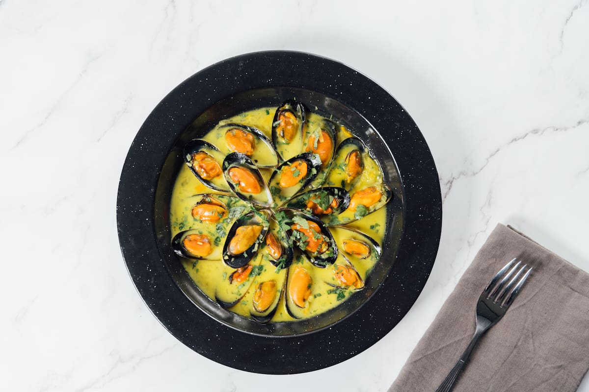 Mejillones con leche de coco y curry, una de las recetas que compartió Dante Liporace en Foodit