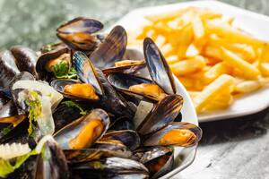 Mejillones con papas fritas