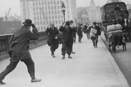 Mejor agarrarse bien el sombrero si la caminata incluye cruzar un puente sobre el Támesis un día ventoso