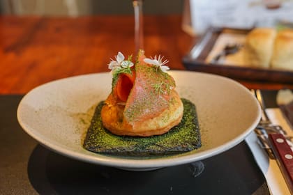 Mejor Entrada: Carnero, por Pan, Humo y Río, con torta frita, trucha ahumada, manzana asada e hinojo