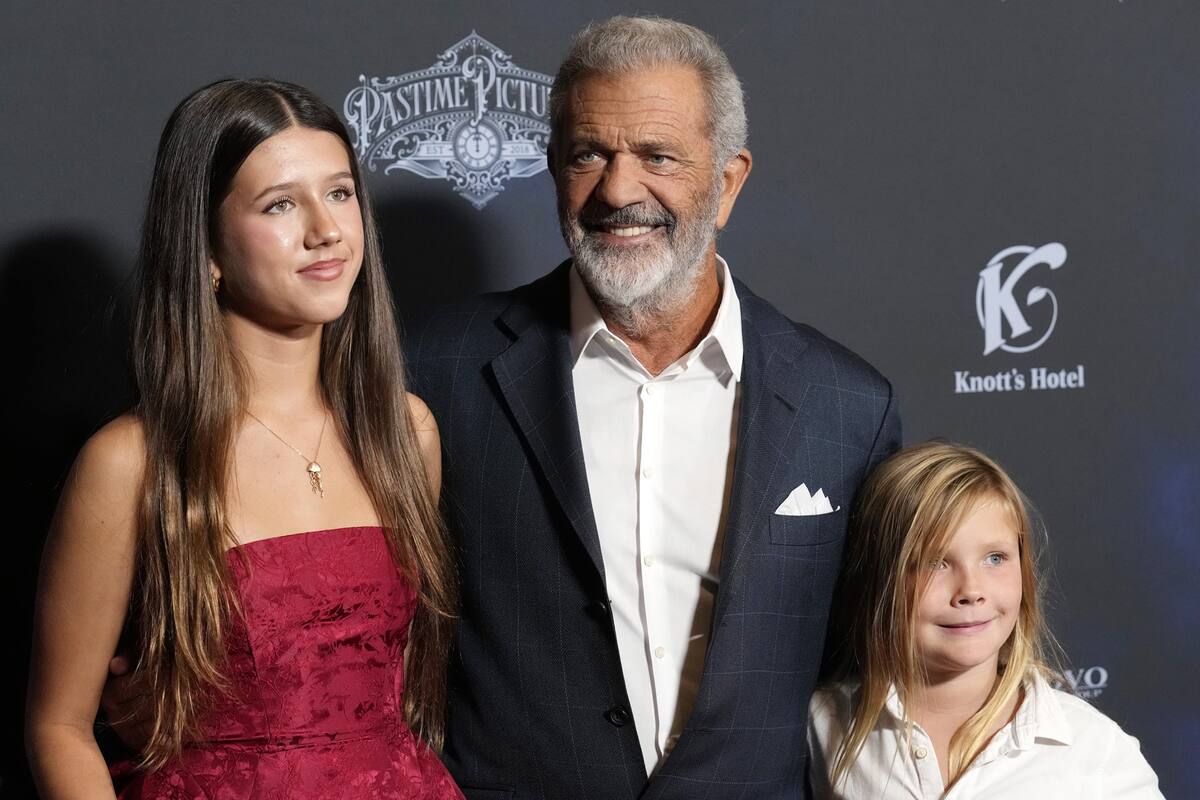 Mel Gibson, en septiembre pasado, llegando a un evento en Los Angeles junto a sus dos hijos menores, Lucia y Lars