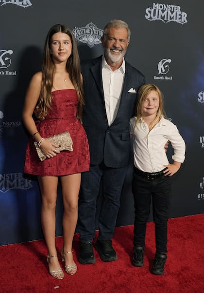 Mel Gibson tuvo dos invitados muy especiales durante la avant premiere de su última película, Monster Summer, en el DGA Theater de Los Angeles: sus hijos Lucía, de 14 años, y Lars, de 7. Orgulloso y feliz por la compañía, el actor posó muy sonriente en la alfombra roja. Para la velada, la estrella de Hollywood optó por un blazer azul marino, una camisa blanca, jeans y unas zapatillas negras. Gibson, padre de nueve hijos, comparte a Lucia con Oksana Grigorieva y a Lars con su actual pareja, Rosalind Ross