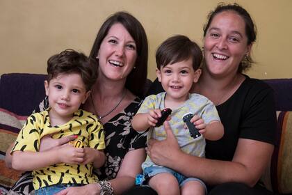 Mel y Cecilia se conocen de toda la vida y luego de un casamiento inolvidable, pudieron concretar su sueño de ser madres.