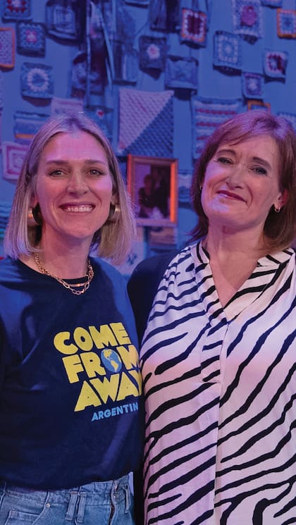 Mela Lenoir junto a la actriz y cantante Petrina Bromley, del elenco de Come From Away de Broadway. Ambas personifican a la azafata Beverly.