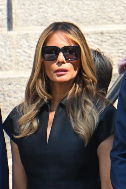Melania, de luto riguroso, conmovida.