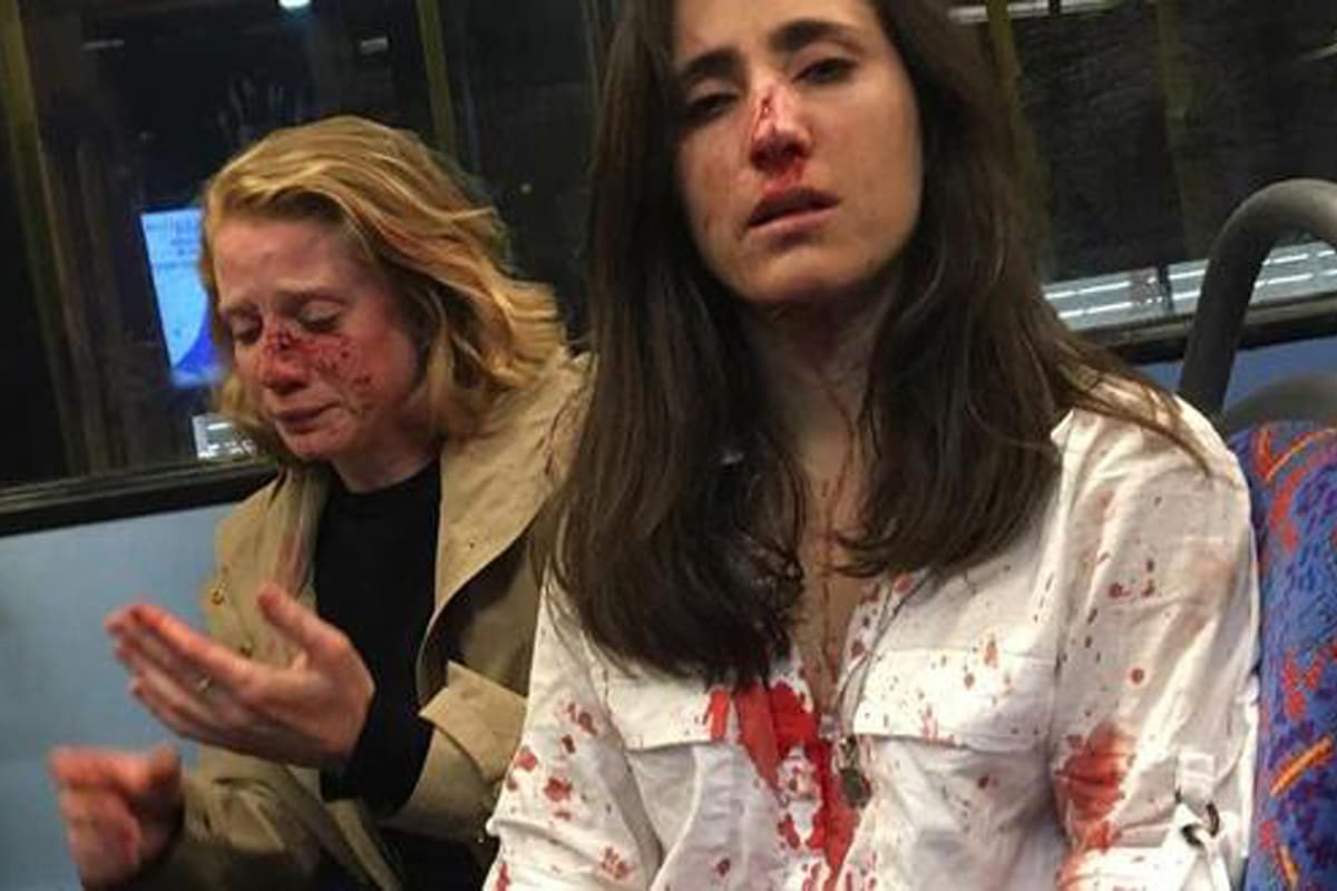 Melania Geymonat (der.) y Chris fueron atacadas en un autobús en Londres el 30 de mayo de 2019