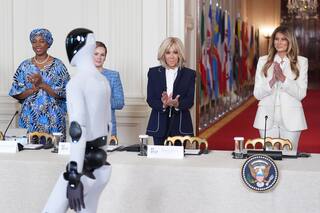Melania Trump comparte protagonismo con un robot en cumbre de educación y tecnología