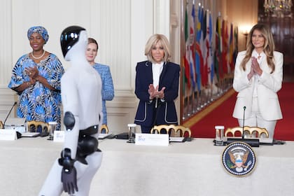 Melania Trump comparte protagonismo con un robot en cumbre de educación y tecnología