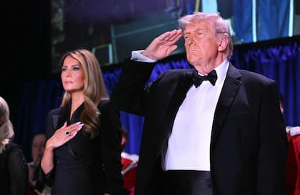 Melania Trump y Trump asisten a la cena de la Asociación de Corresponsales de la Casa Blanca en el Washington Hilton, en Washington, Estados Unidos, el 25 de abril de 2026