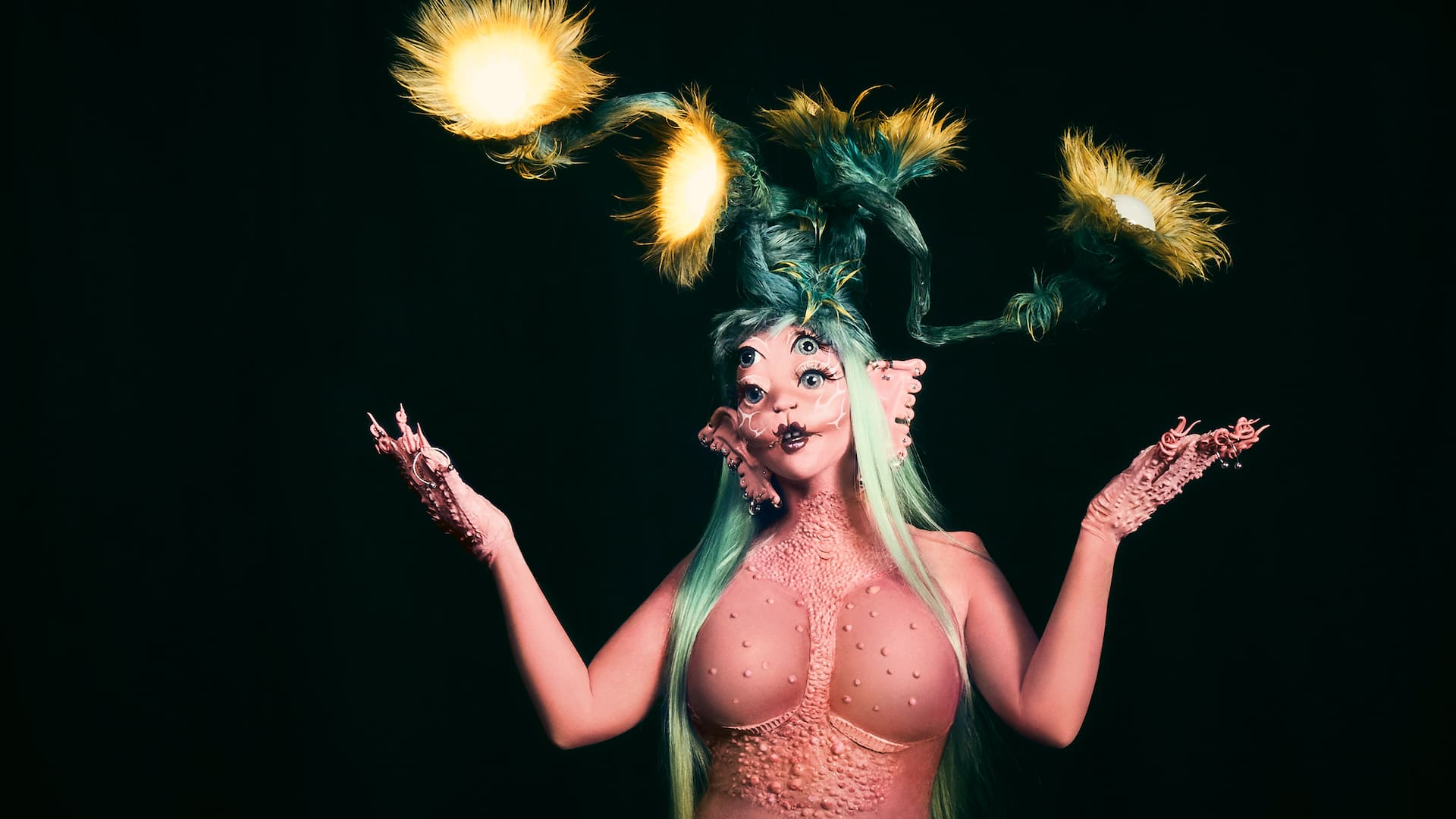 Melanie Martinez, muy al estilo Björk y la nueva criatura a la que le dio vida para Portals, su nuevo disco y su nuevo universo