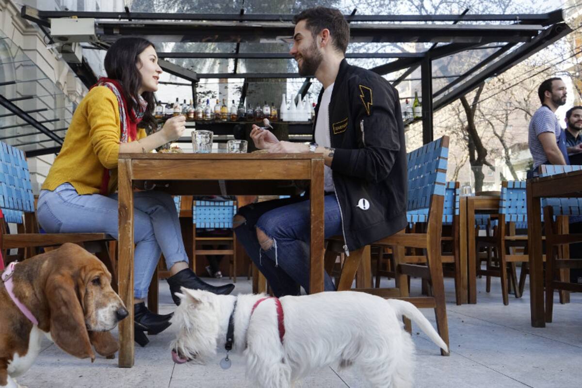 Melanie Tobal y Gonzalo Benítez almuerzan en La Mar junto a Juanita y Napoleón