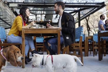 Melanie Tobal y Gonzalo Benítez almuerzan en La Mar junto a Juanita y Napoleón