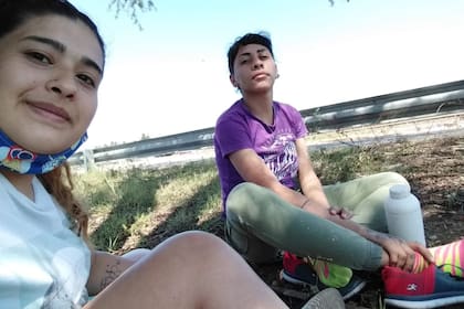 Melanie y Camilia caminaron un mes desde Buenos Aires a Formosa y no las dejan entrar