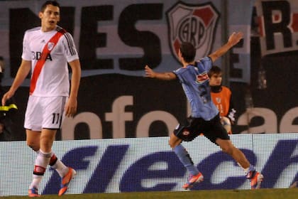 Melano festeja su gol; Ocampos los sufre