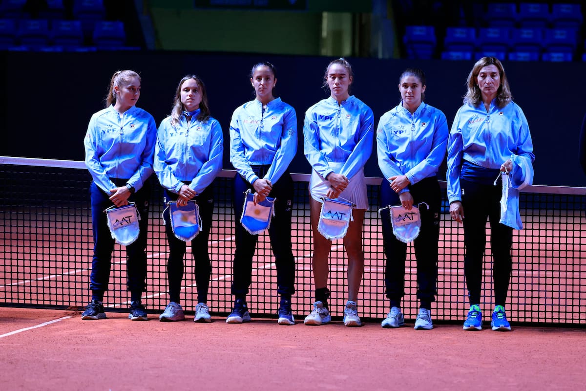Melany Krywoj, Martina Capurro, Jazmín Ortenzi, Solana Sierra, Julia Riera y Mercedes Paz (capitana), el equipo argentino de la Billie Jean King Cup que luchó en San Pablo pero cayó 3-2 con Brasil, en los playoffs para el Grupo Mundial 2025