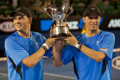 Los estadounidenses Bob y Mike Bryan se retiraron habiendo ganado 16 trofeos de Grand Slam, uno de ellos el Abierto de Australia 2011.