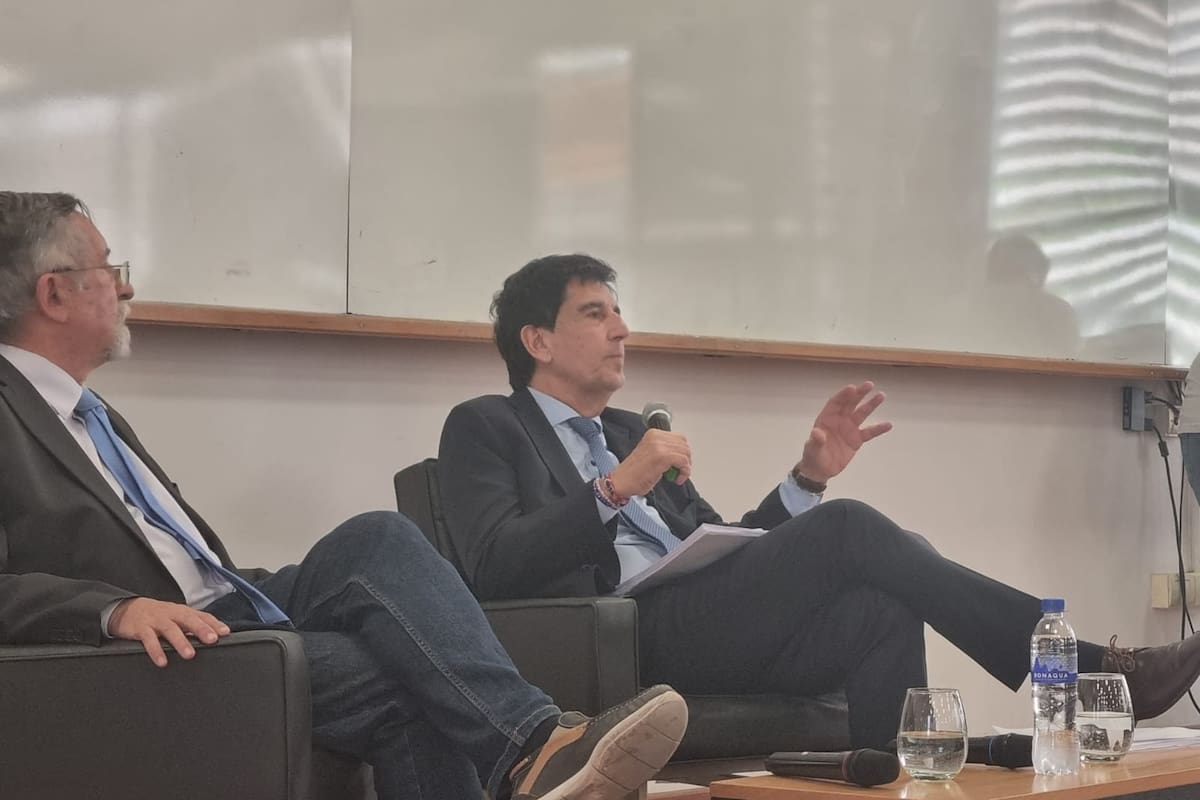 Melconian expuso ante docentes y estudiantes en la Facultad de Ciencias Económicas de la UNC.