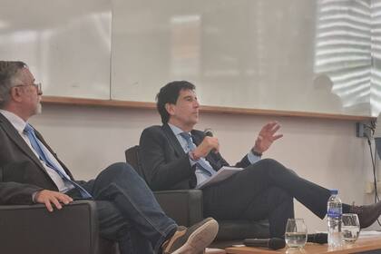 Melconian expuso ante docentes y estudiantes en la Facultad de Ciencias Económicas de la UNC.