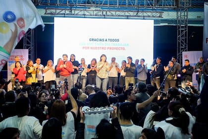 Melella en el centro del escenario acompañado por todos los candidatos de su espacio.