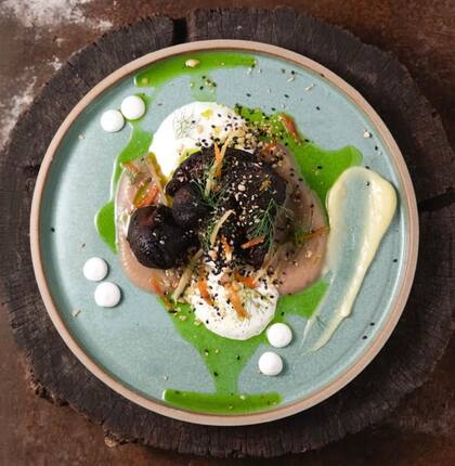 Melena de león con puré de membrillo, labneh y dukka