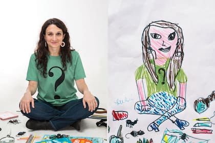 Melina Furman junto al retrato que hizo uno de sus hijos; la investigadora plantea un papel activo de los padres en la educación de sus hijos