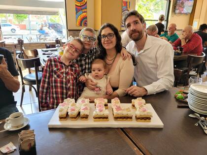 Melina junto a su marido y sus tres hijos