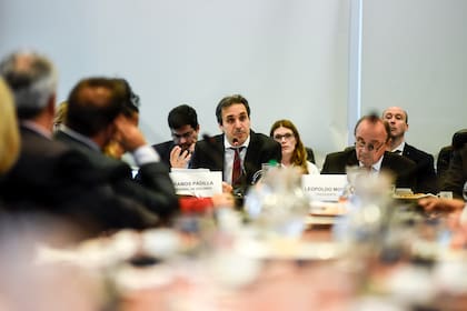 Melina Sol Rodríguez, detrás de Alejo Ramos Padilla, y Gustavo Puppo, detrás de Leopoldo Moreau, en la Comisión de Libertad de Expresión del Congreso