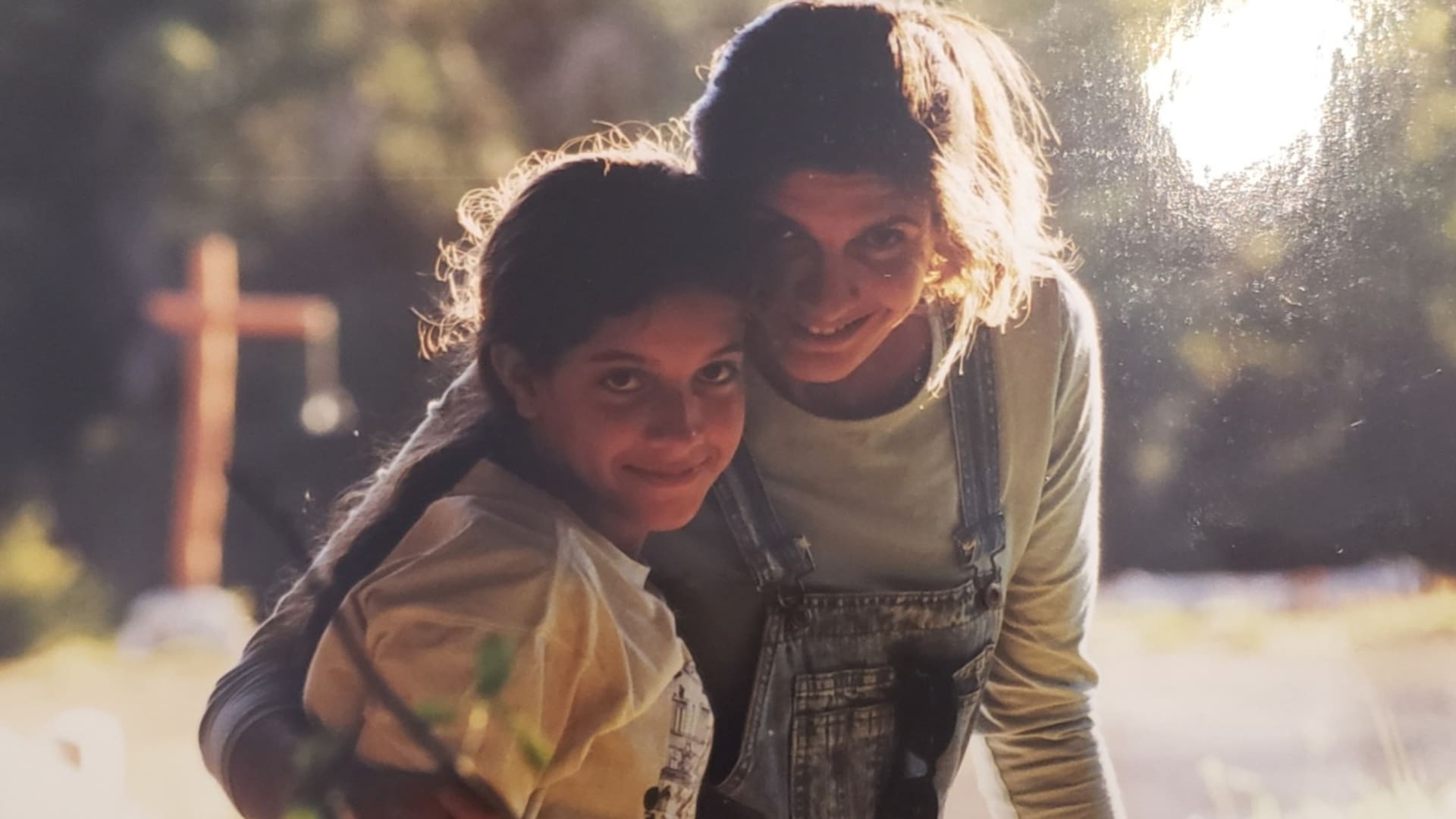 Melina, sonriente, junto a su tía Emilce.