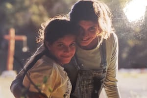 Melina, sonriente, junto a Emilce, su tía azafata
