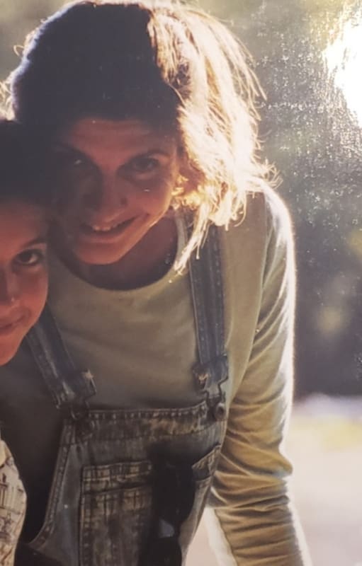 Melina, sonriente, junto a su tía Emilce.