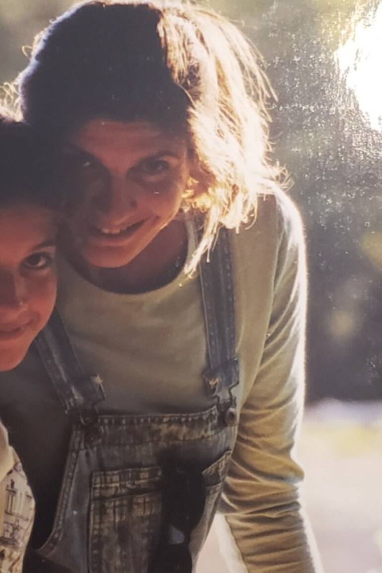 Melina, sonriente, junto a su tía Emilce.