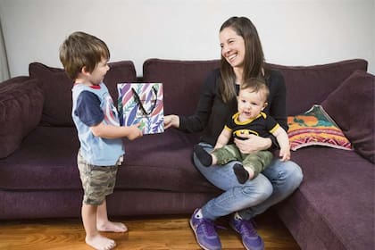Melina Stefanich, madre de Manuel, de 4 años, y Nicolás, de 8 meses, da algunas pistas a su marido sobre qué regarle