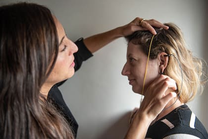 Melina Vicario preparando a la cronista para la sesión.