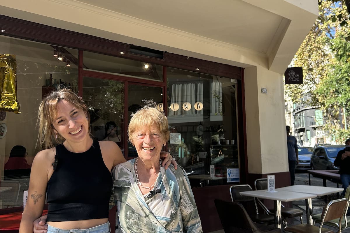 Melina y Pina, hoy, en la esquina del negocio