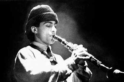 Melingo y su primer instrumento, el clarinete, en junio de 1983, con Los Abuelos.