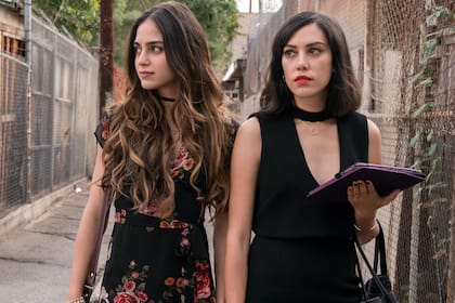 Melissa Barrera y Mishel Prada en Vida, la serie original de Starz centrada en dos hermanas que regresan al barrio latino de Boyle Heights