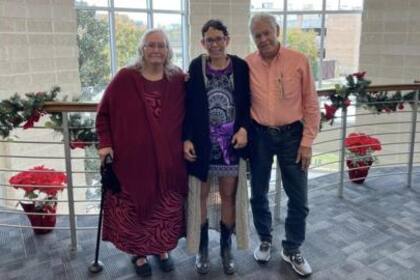 Melissa Highsmith con sus padres biológicos después de reencontrarse en Texas.