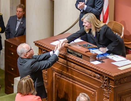 Melissa Hortman junto al gobernador Tim Waltz