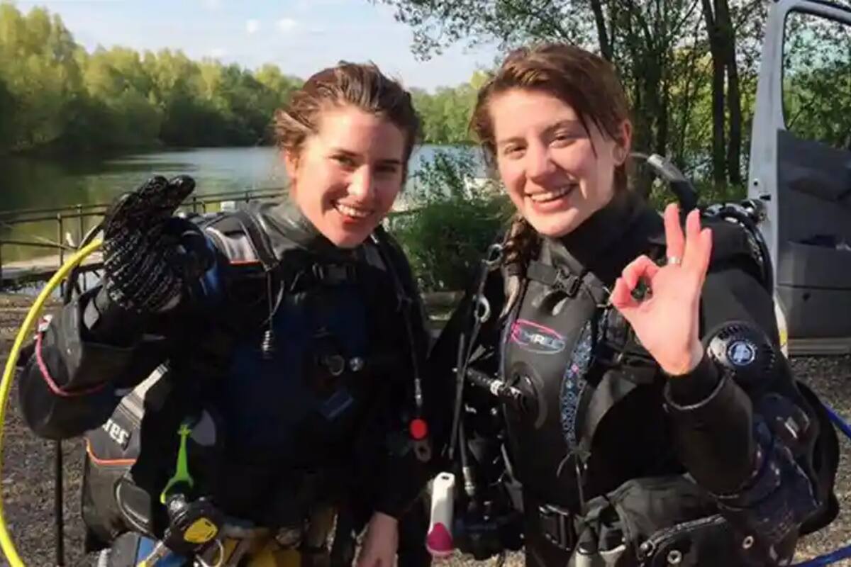 Melissa (izquierda) fue salvada por su gemela, Georgia, quien la encontró flotando boca abajo y luchó contra el cocodrilo