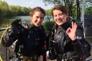 Melissa (izquierda) fue salvada por su gemela, Georgia, quien la encontró flotando boca abajo y luchó contra el cocodrilo